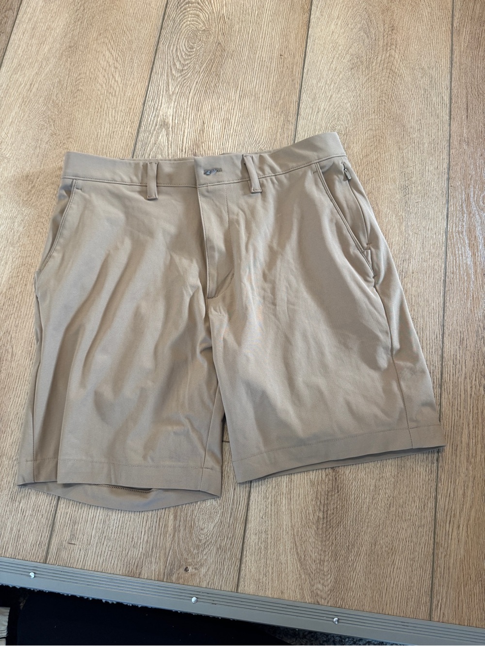 Men's Flat-Front Performance Shorts in Khaki